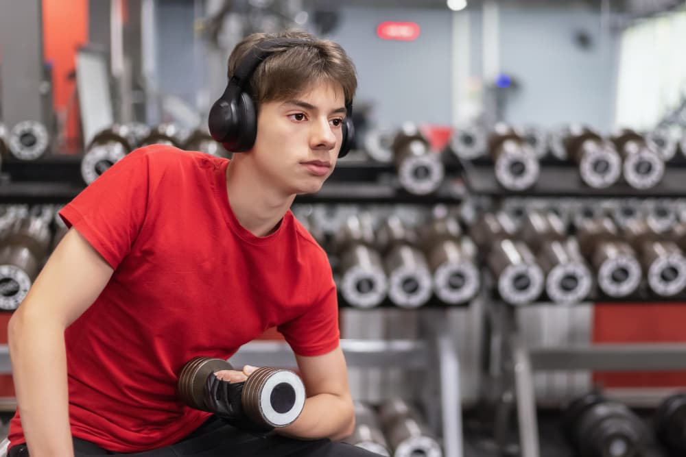 Academia na adolescência faz bem?